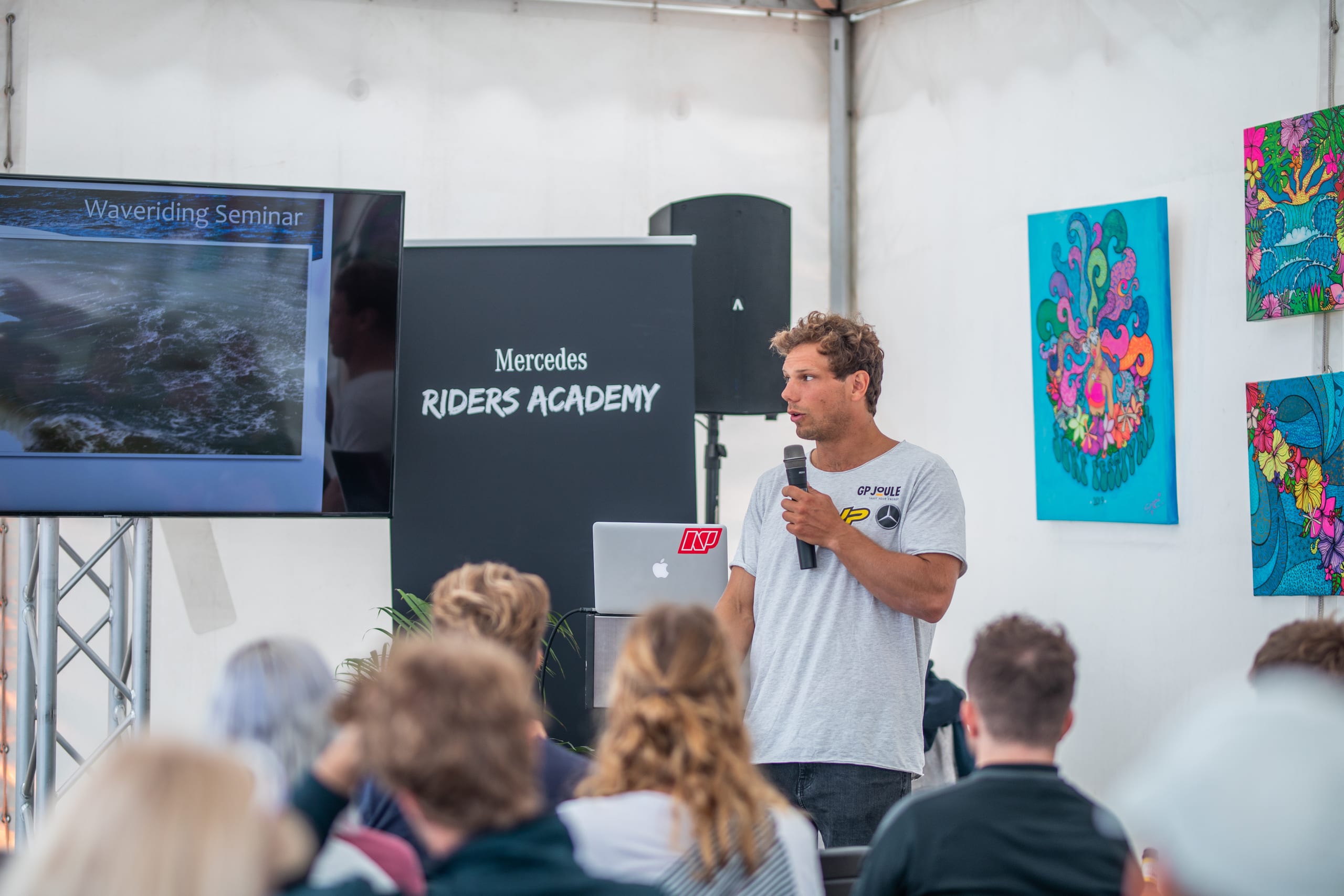 Workshop Seminar Fitness Tent — Body & Mind, Finne, Foil. Das Body & Mind Workshop-Tent ist ein Ort, wo in kleiner Runde von bis zu 25 Leuten Workshops durchgeführt werden.